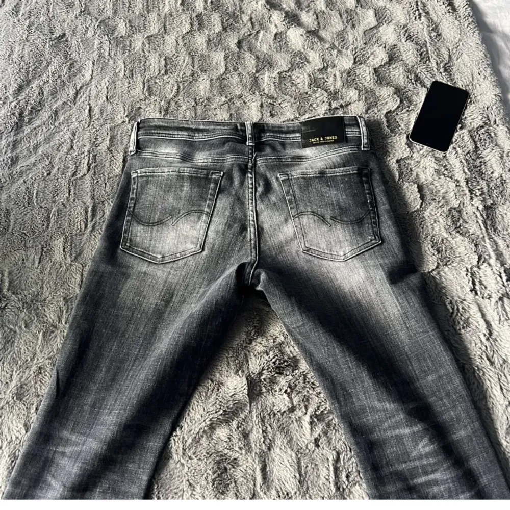 Jag säljer dessa tvär feta Jack&Jones jeans för riktigt bra pris! Köpte dom av en annan person här på plick men tyvärr har dom lite för små på mig men skicket är verkligen 10/10! Färgen är mörkgrå/nyanser😍Skriv vid funderingar eller om ni har några frågor. Jeans & Byxor.