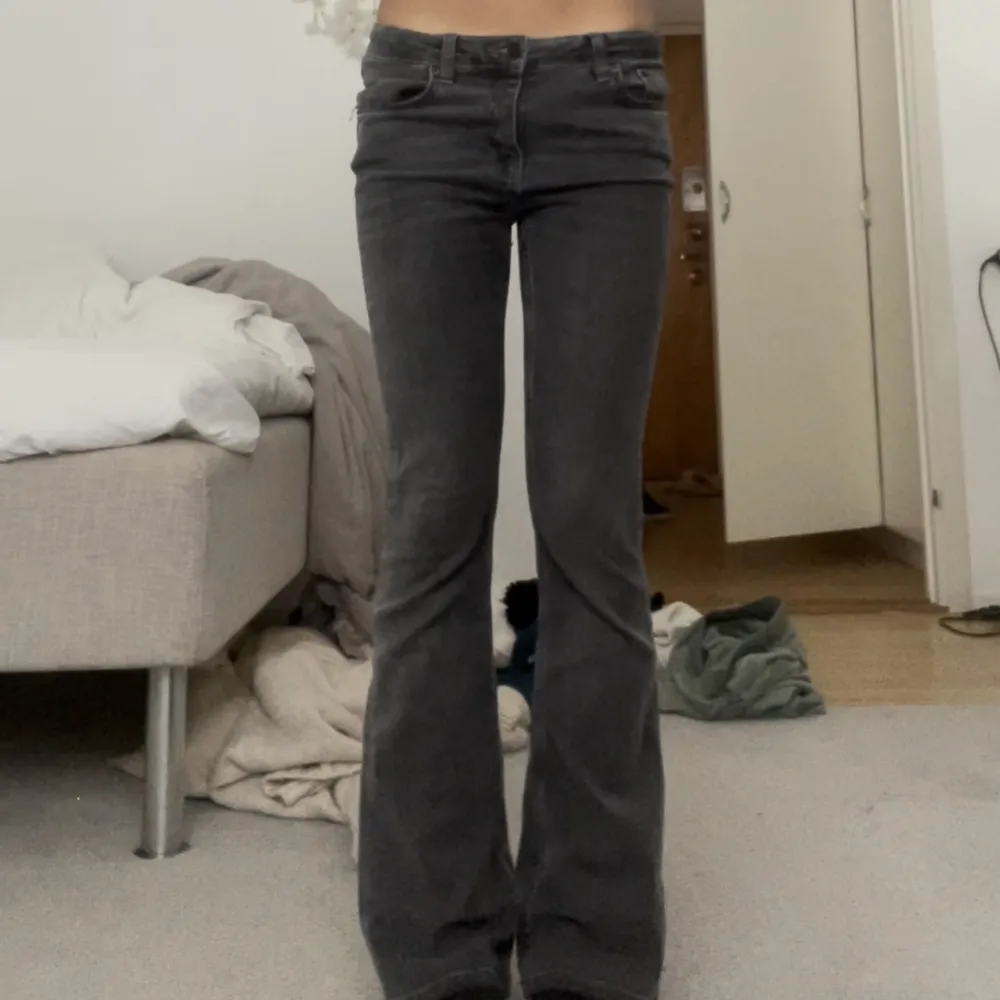 Barn storlek från Gina tricot men jag brukar ha 24 eller 25 i jeans. . Jeans & Byxor.
