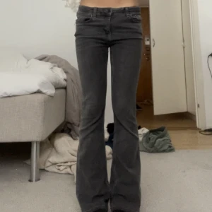 Lågmidjade jeans  - Barn storlek från Gina tricot men jag brukar ha 24 eller 25 i jeans. 