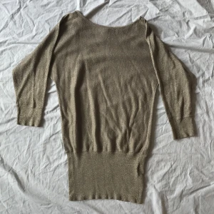 Trekvartsärmad topp - Bra skick! Den är glittrig, storlek m, passar s med men sitter inte lika tight då!