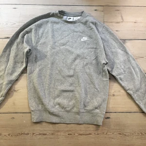Collegetröja Nike XS  - Nike collegetröja i mkt gott skick. Tvättlappen är ”namnad”. I övrigt som ny. Storl XS herrstorlek. 