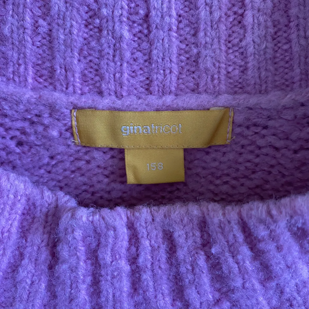 Säljer min rosa stickad tröja från GinaTricot! Bra skick, storlek 158. Mitt pris: 100kr! Skriv om du har någon fråga eller vill ha fler bilder! ✨. Stickat.