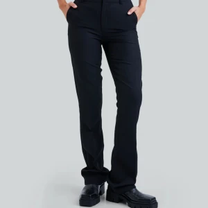 Kostymbyxor  - Jag säljer två par ”vilma” kostymbyxor från bikbok då båda storlekarna tyvärr är för stora. Använda fåtal gånger! 💕 Storlek 40 och 38, 250kr/st