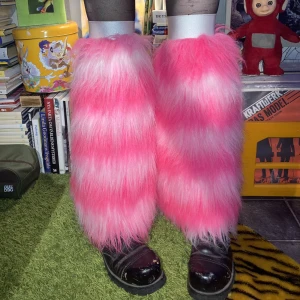 Benvärmare Fluffies - Använda endast en gång. Väldigt bra kvalité. Sitter kvar på bena bra, glider ej ner när man dansar eller går. Hör av dig om du undrar något💗