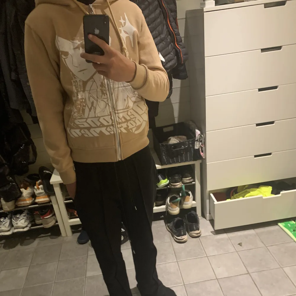 Säljer min Demons Bazement zip pga att dene för liten för mig. Helt ny jag har aldrig använt den. Vill bli av med den så fort jag kan så kom med bud Jag är 180 och den är för liten för mig. Hoodies.