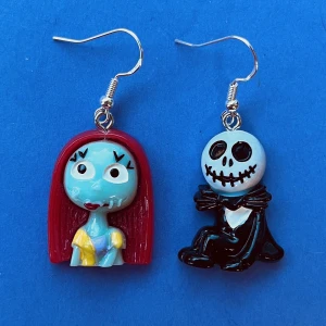 Jack and Sally örhängen 🖤 - Nickelfria krokar och fri frakt 🖤