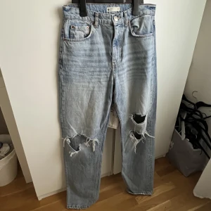 Gina tricot jeans - Säljer dessa as balla jeans från Gina tricot i modellen 90's straight. Storlek 36, knappt använda. Pris går att diskuteras💞