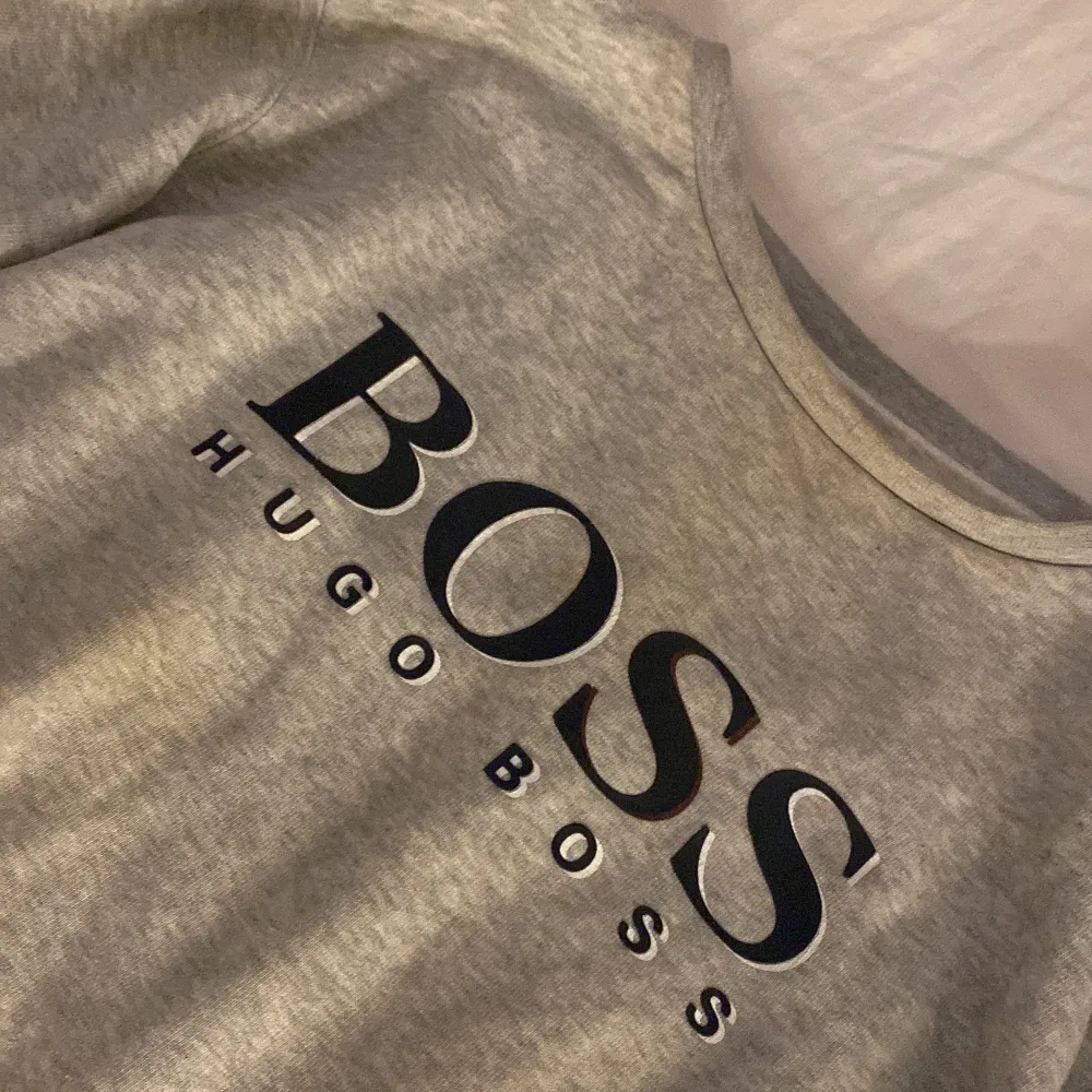 Säljer en Hugo Boss tröja då den inte kommer till användning längre. Har använt den ett par gånger men fortfarande i god skick. Pris kan sänkas vid snabb affär.. Hoodies.