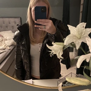 Calvin Klein jacka - Säljer pga att jag inte använder den. Köpt förra året och använd ett fåtal gånger, nypris 2300kr. Väldigt bra skick💗