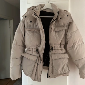 Dunjacka beige - En grym vinterjacka från Gina tricot stlr SX. Kan användas för dom som har S i nyskick.