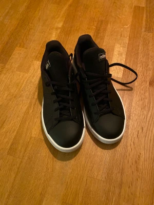 Svarta Adidasskor - Helt oanvända svarta Adidasskor.💕