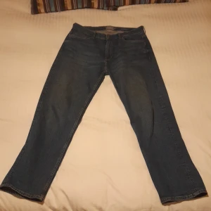 Stora dressman-jeans - Bra bevarade byxor, inga konstigheter, den stiliga mannen på bilden är 190.