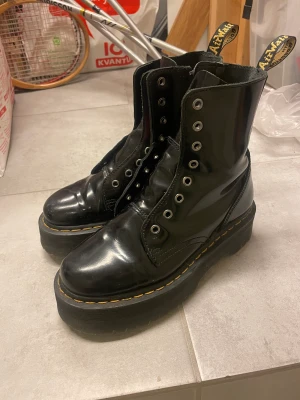 Dr. Martens - Supersnygga dr. Martens boots i väldigt fint skick. Skosnören skickas vid sidan av🍀