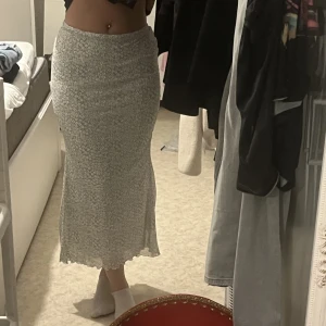 Kjol - Säljer denna fina kjolen då den aldrig kom till användning. Den är i ett tunt och luftigt material, perfekt för sommaren☀️