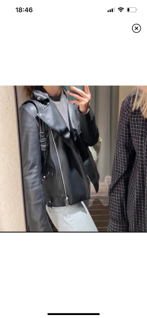 Skinnjacka  - Skinnjacka från ivyrevel köpt på afound. Strl xs