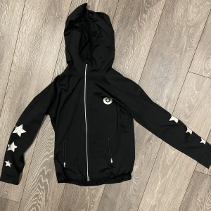 Sport kofta för barn 158/164 - Svart kofta med tryck i silver. Sällan använd. 158/164. 