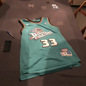 Vintage Pistons NBA jersey  - Sortek M men är lång