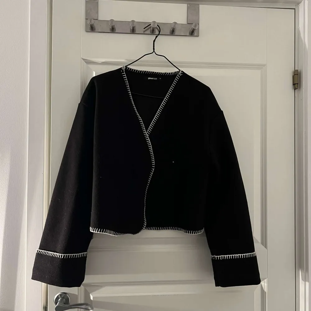 Super trendiga blanket coaten från Gina tricot, helt slutsåld överallt✨i xs. Jackor.