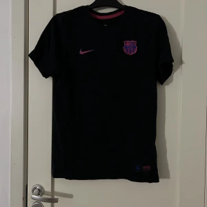 Tröja  - En vanlig tröja med barcelona på från Nike (inte tränings tröja) välvårdad och knappt använd alls 