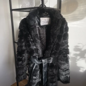Fuskpäls jacka  - En varm jacka från Chiara Forthi. Köpt 2020 från Bubbleroom. Finns ett läderbälte till jackan som man kan ta bort om man vill. Jackan är i fint skick. 