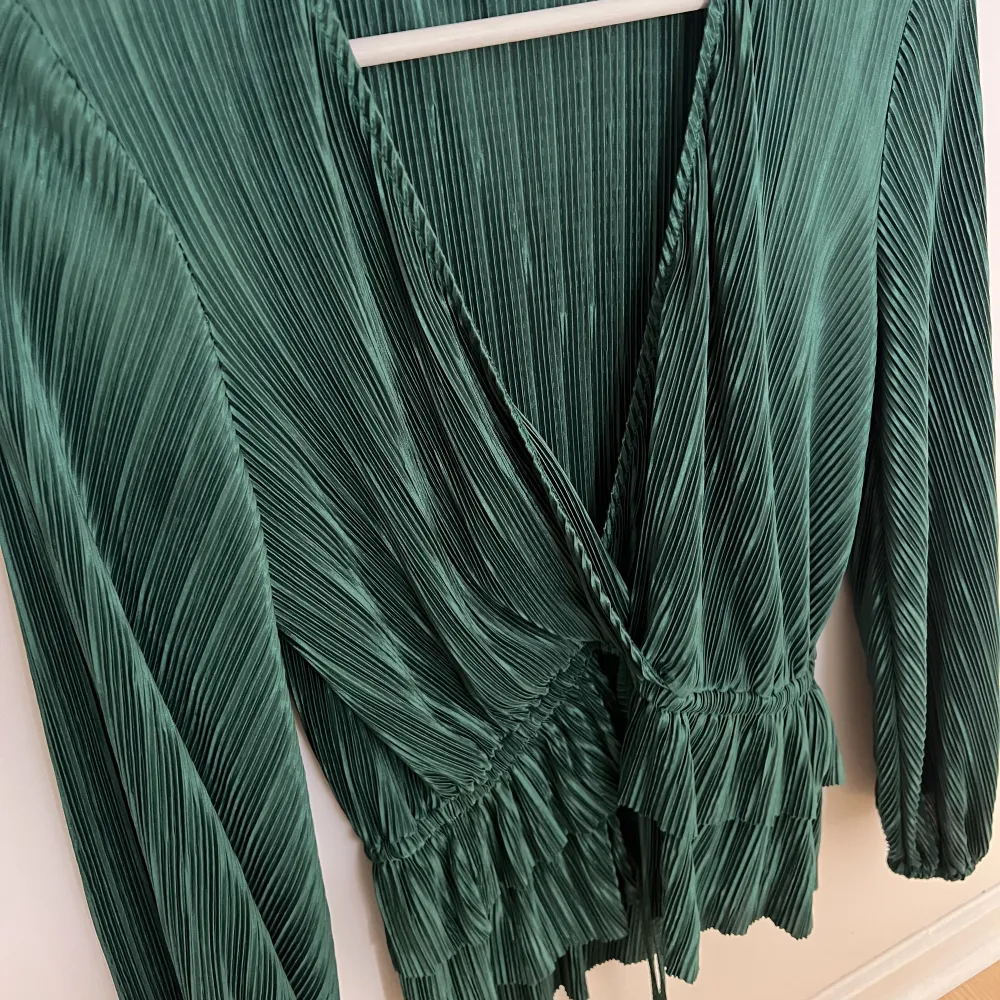 superfin plisssrad grön blus/topp från Zara i storlek S. Använd 2 gånger.. Blusar.