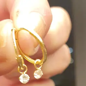 Oanväda/nyskick guldpläterade örhängen med äkta 925silver under plätering. Så söta med små kristaller. Pris 160r