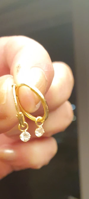 Guldörhängen 925silver under plätering  - Oanväda/nyskick guldpläterade örhängen med äkta 925silver under plätering. Så söta med små kristaller. Pris 160r