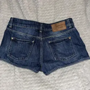 Säljer mina vintage snygga korta jeans shorts med låg midja pga dom är för små💫🩷