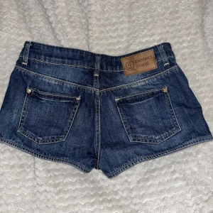 Jeans shorts  - Säljer mina vintage snygga korta jeans shorts med låg midja pga dom är för små💫🩷