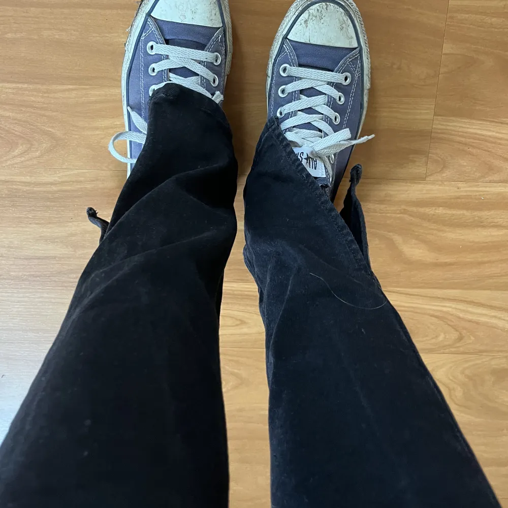 Jeans från zara med slits nedtill, knappt använda! Är 173 lång! . Jeans & Byxor.