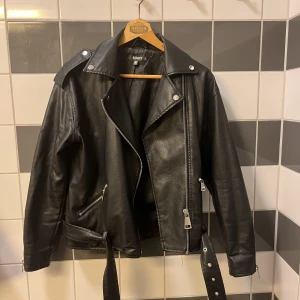 Oversized bikerjacka, Missguided, strl 36 - Oversized bikerjacka i skinnimitation från Missguided.  Storlek 36