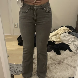 Grå jeans - Oanvända gråa jeans. Det är från gina tricot och är jättefin! 