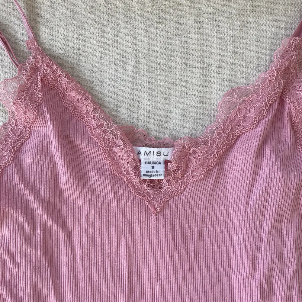 Ett rosa linne köpt från newyoker. andvänt bara några få gånger. kommer bara inte till användning! Storlek S men passar på mig som brukar ha xxs!. Toppar.