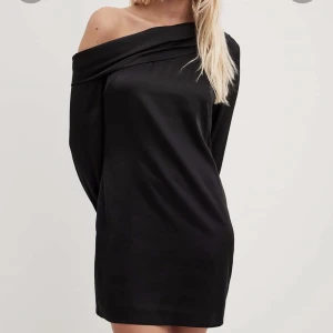 Klänning  - Säljer denna klänning från NA-KD i strl 34 och en i 36.  Strl 34 har prislapp kvar och strl 36 är endast använd en gång.  Frakt ingår i priset 