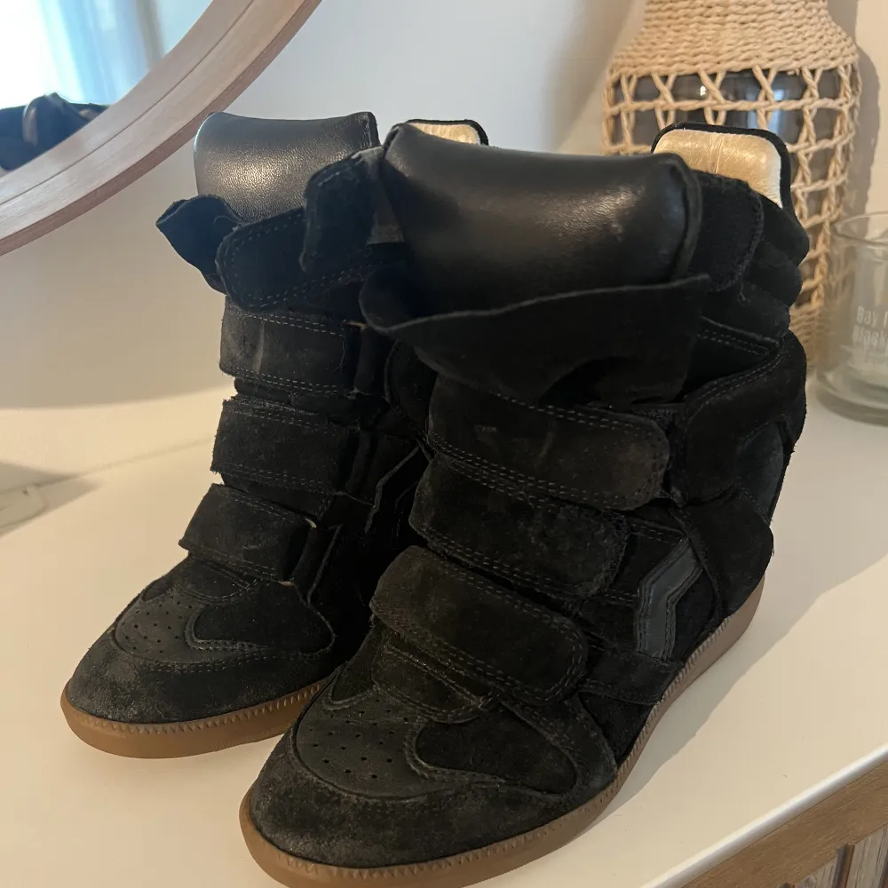 Säljer nu mina fina fina Isabel Marant skor i storlek 35✨ dom är inköpta för 3 år sen och är använda i gott skick. Köpte dom för 5500kr men säljer dom för 1400kr. Kan tänka mig att gå ner till 1300kr vid snabb och seriös affär.. Skor.