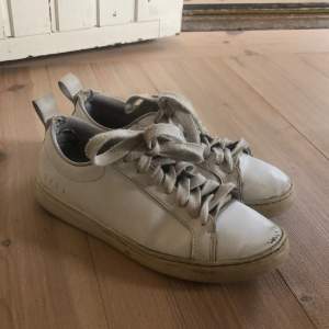 Ett par vita skor från Svea i ganska bra skick. Dom har några repor och är lite slitna i innerskon vid hälen men annars bra skick.Säljer dom för att dom är försmå.💗