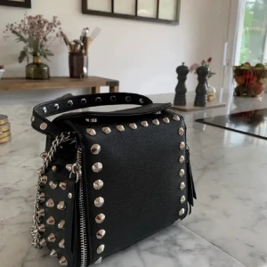 Zara väska med nitar - Svincool zara väska med nitar. Nästan aldrig använd då jag har andra väskor. ❤️