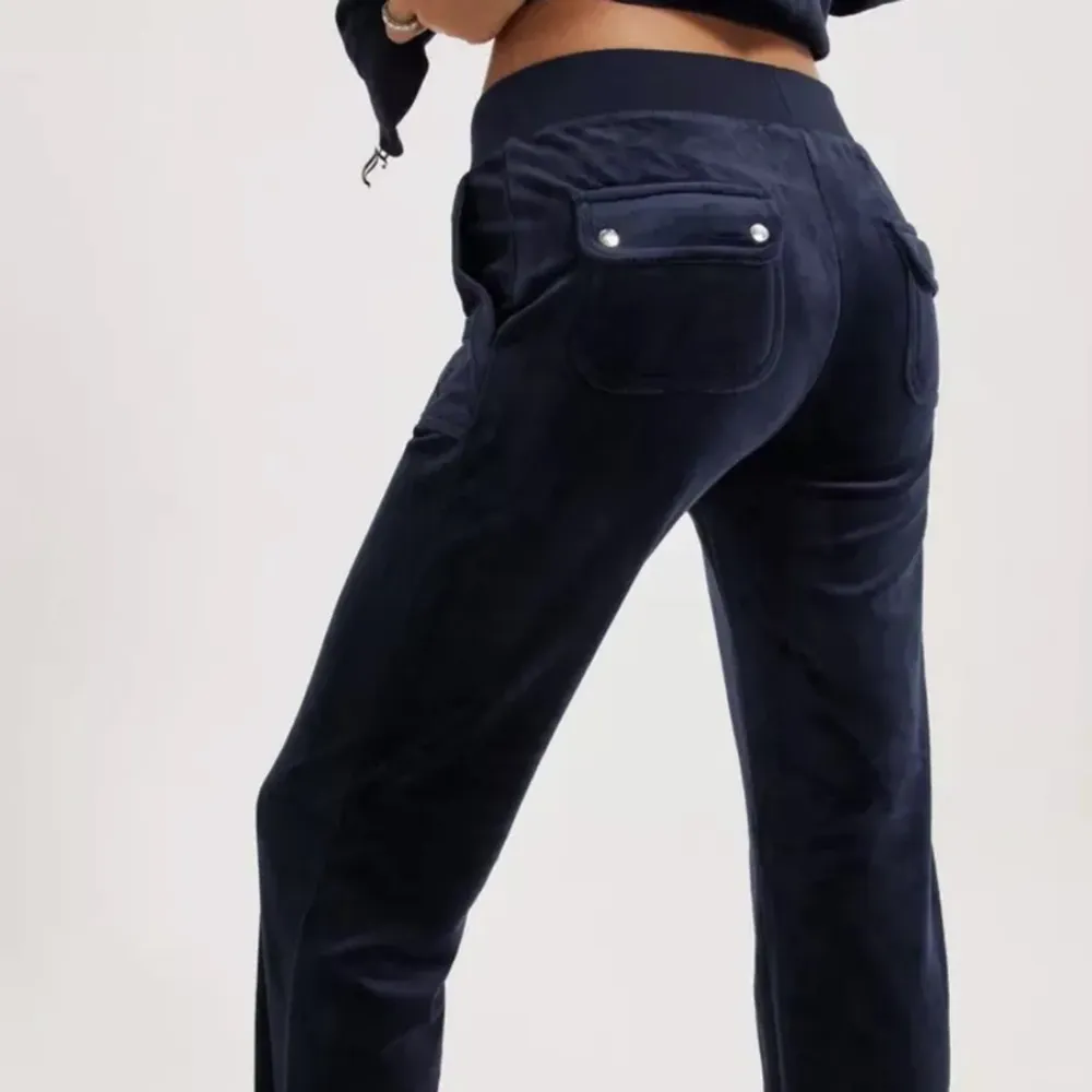 Säljer mina mörkblåa juicy byxor, eftersom de ej kommer till användning. Kom privat för fler bilder!!! Storlek xs❤️ var skick❤️. Jeans & Byxor.