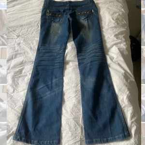 Coola jeans flare/utsvängda - Säljer dessa as as cool jeansen med super najs detaljer vid fickorna. De var tyvärr för lång på mig som är 160 o hade nog passat bättre på någon ca 165-170cm. De är snarare mid waist än low waist. Det står stlk 30 där i men jag är xs/S.🎀🎀🎀 