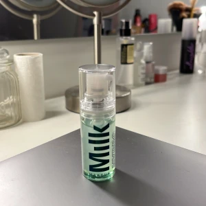 Milk Hydro Grip Primer - Säljer denna helt oanvända Milk Hydro Grip primer😍säljer då den inte kommit till användning alls. Har tyvärr ej kvar förpackningen men den är helt oanvänd som sagt!