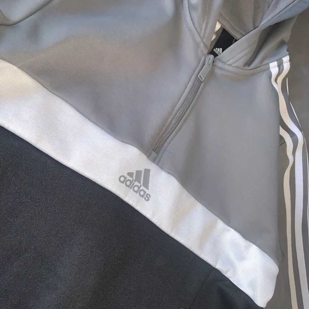 Adidas tröja är i fin skick inte sönder eller någonting  Storlek 152     11-12 år Köpt för 300 kr. Hoodies.