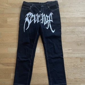 Revenge Jeans - Säljer mina revenge jeans då jag tyckte de inte passade mig. De är xl men ganska små i passform så tror att de kommer sitta baggy om du är M