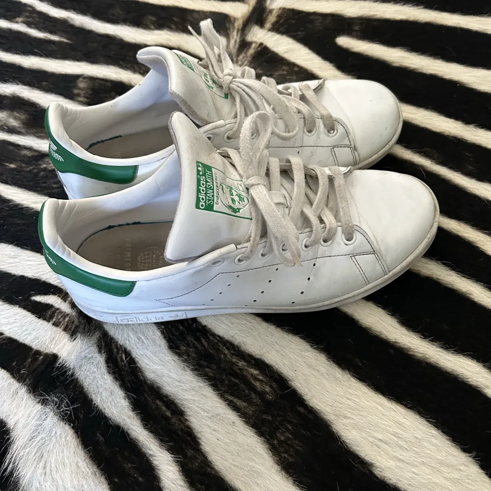 Super snygga stan smiths som är i ganska bra skick, (lite trötta skosnören). Storlek 43, men passar 42.5 & 43.5. Skor.