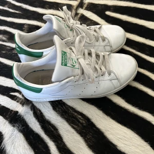 Stan Smiths Gröna - Super snygga stan smiths som är i ganska bra skick, (lite trötta skosnören). Storlek 43, men passar 42.5 & 43.5