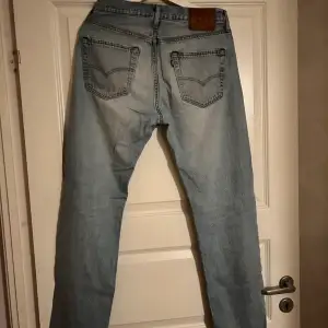 Ett par Levis jeans i halvt hyfsat skick, glad om någon erbjuder mer än 20 kronor för dom