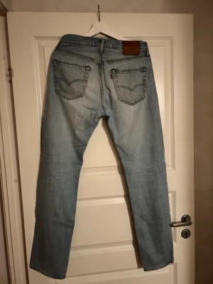 Levis jeans - Ett par Levis jeans i halvt hyfsat skick, glad om någon erbjuder mer än 20 kronor för dom