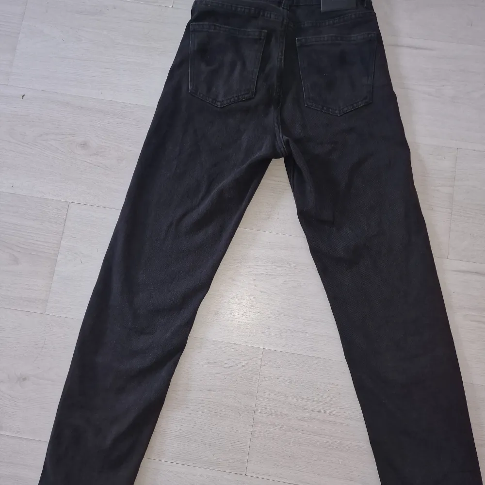 Svarta jeans från Only. Använda ett fåtal gånger, därför i fint skick 🩷 storlek 25/32, lite mer åt high waist. . Jeans & Byxor.