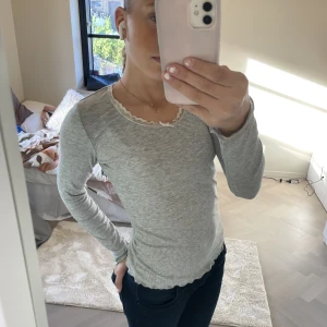 Thight topp - Jättefin tröja med lite spets vid halsen, så fin😍🙏🏼 använt fåtal gånger så superbra skick. Skriv för frågor eller intresse 