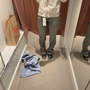 Gina tricot jeans petite - Säljer dessa så fina jeans då de är för små, passar mig som är 160 men hade passat om man var längre oxå. Köptes för 500. Knappt använda😊