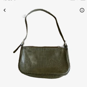 Shoulderbag - Olivgrön Shoulderbag  Bra skick! Silver detaljer + dragkedja Ett uttryme med litet fack